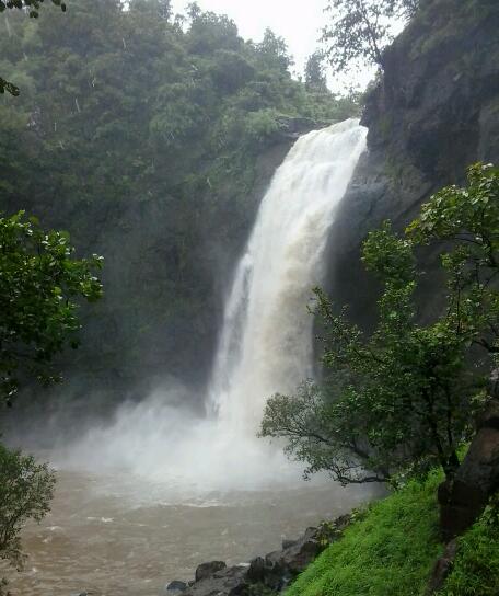Dabhosa waterfall is the biggest waterfall in maharashtra in Jawhar City  2013 11 18 14 43